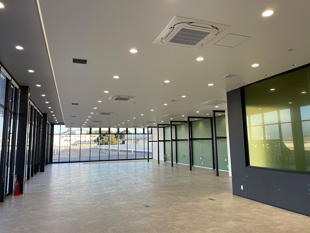 空調の施工事例、ガリバー一宮店、エントランス