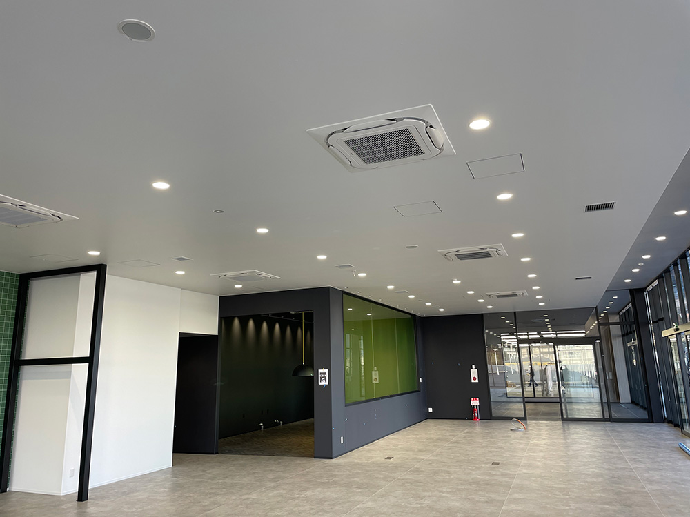 空調の施工事例、ガリバー一宮店、業務用エアコン