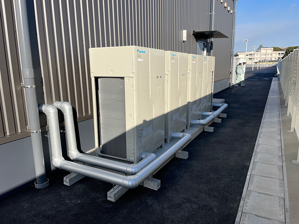 空調の施工事例、ガリバー一宮店、業務用エアコンの室外機
