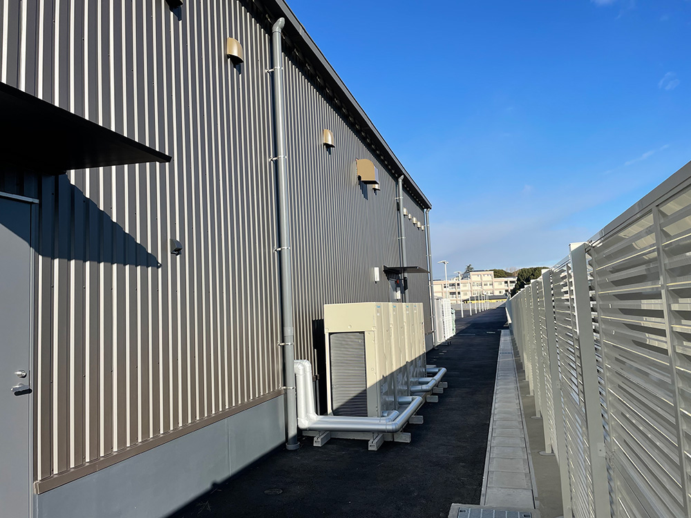 空調の施工事例、ガリバー一宮店、業務用エアコンの室外機、空調の施工事例、ガリバー一宮店、業務用エアコンの室外機